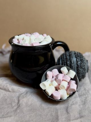 Limitovaná edice inspirovaná světem Wednesday Addamsonové tě okouzlí! 🖤✨ 👉 https://www.zamlsej.cz/sweetnesday-limitka/...