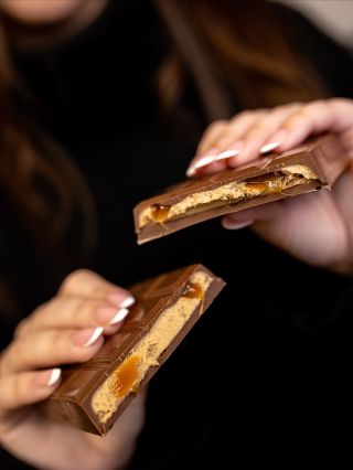 Karamelové nebe v každém kousku! 🤎 👉 https://www.zamlsej.cz/plnena-cokolada/ 🛒 Jen si to představ, jak si dáš tuto...